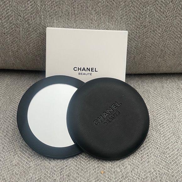 Authentic Chanel Beauté Compact Mirror - Picture 3 of 6